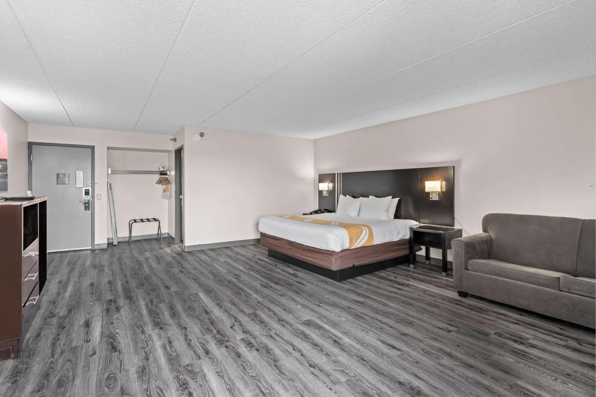 Quality Inn & Suites Mall Of America - Msp Airport Bloomington Exterior photo