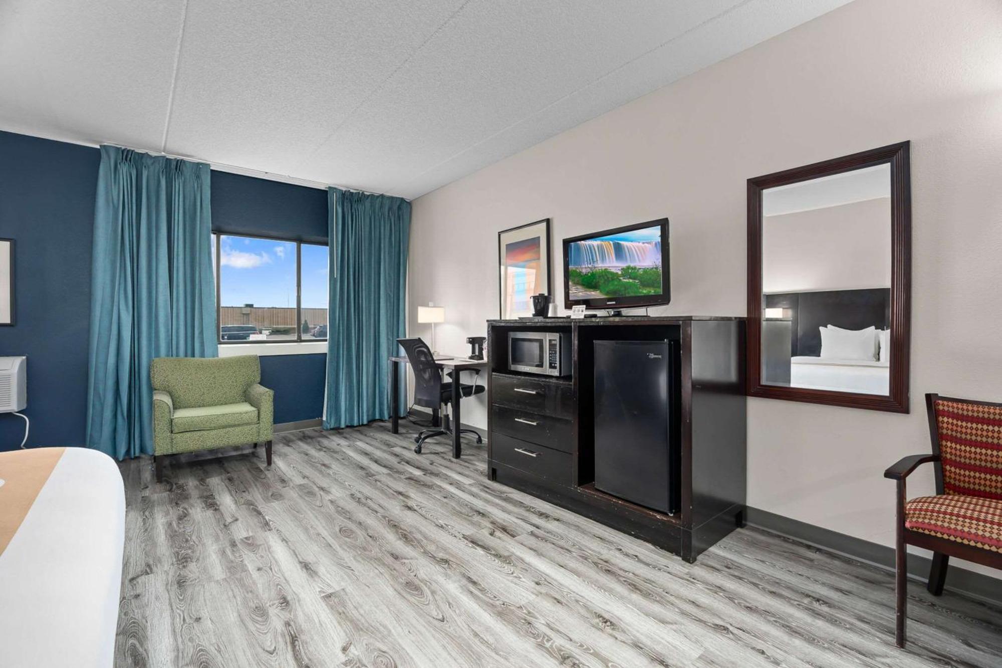 Quality Inn & Suites Mall Of America - Msp Airport Bloomington Exterior photo